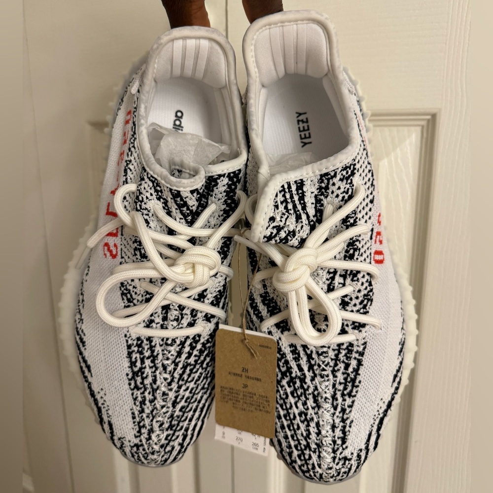 ADIDAS YEEZY. MOST HARD TO FIND COLOR
Boost 350 V2 "Zebra - 2018/2019 Release